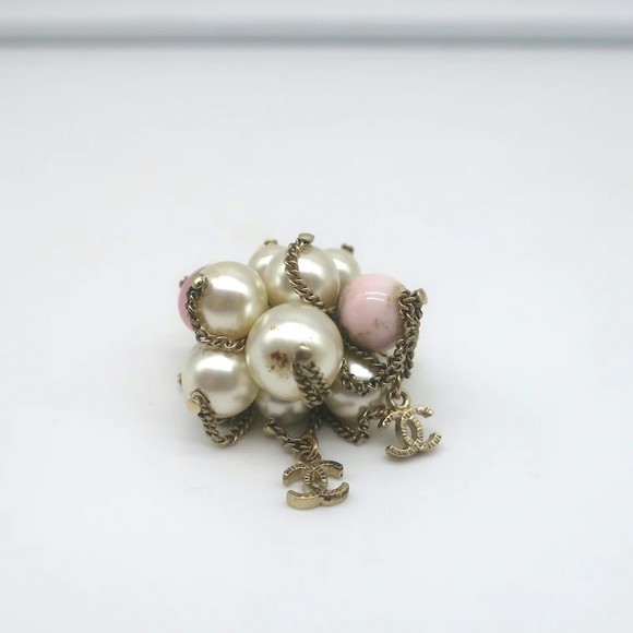 Chanel 09A CC Chain & Faux Pearl Cluster Ring Gold Size 6.5 - Picture 2 of 5